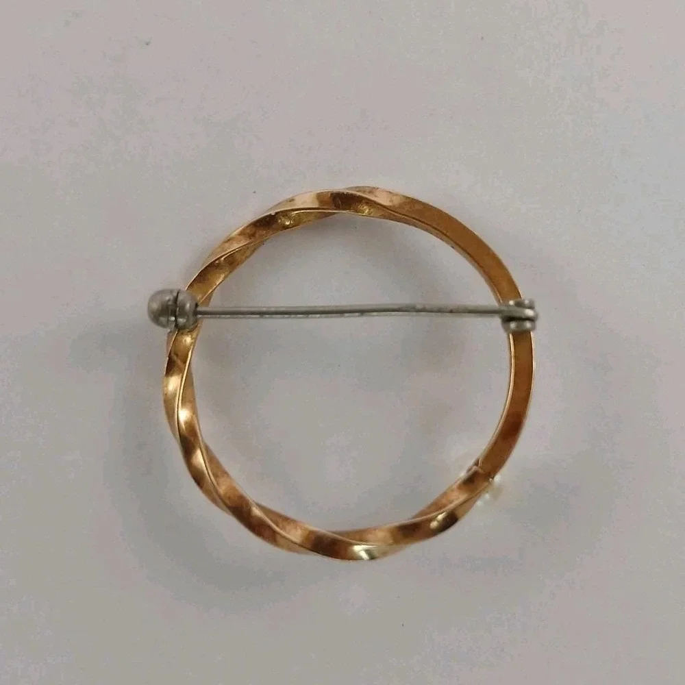 Vintage Gold Tone Krementz Pearl Brooch Twisted‎ Pin